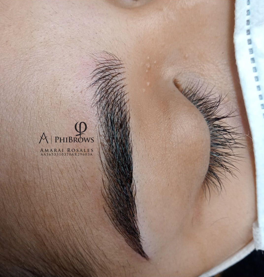 Especialista en cejas trabajando